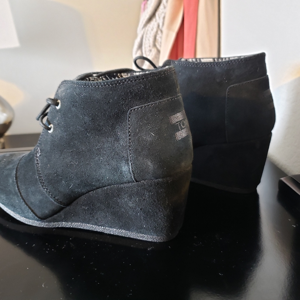 New Toms black wedge. Never been worn. Size 8.5 - Picture 3 of 4